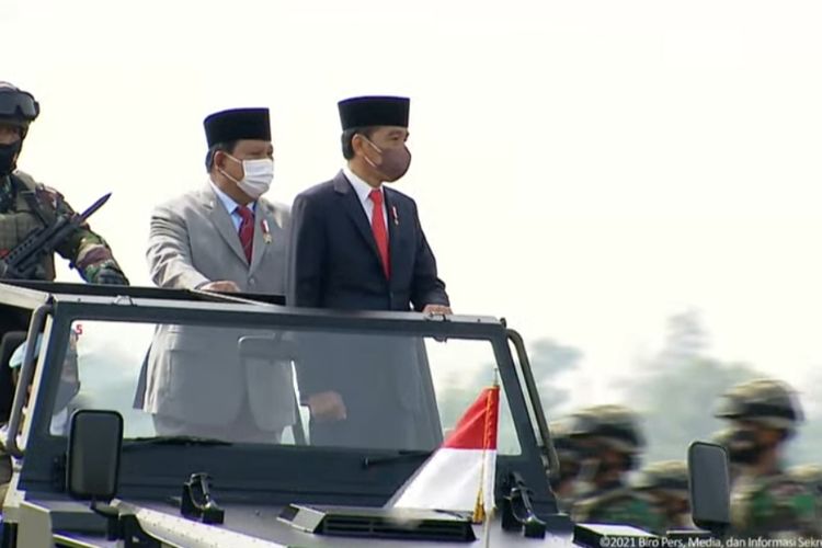 Presiden Joko Widodo melakukan pemeriksaan pasukan bersama Menteri Pertahanan Prabowo Subianto saat upacara penetapan Komponen Cadangan Tahun Anggaran 2021 yang digelar di Pusat Pendidikan dan Pelatihan Pasukan Khusus (Pusdiklatpassus), Kecamatan Batujajar, Kabupaten Bandung Barat, Kamis (7/10/2021).