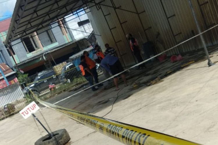 Polisi memasang garis polisi di lokasi kejadian di Jalan DI Pandjaitan, Samarinda, Kaltim, Senin (10/8/2020). 