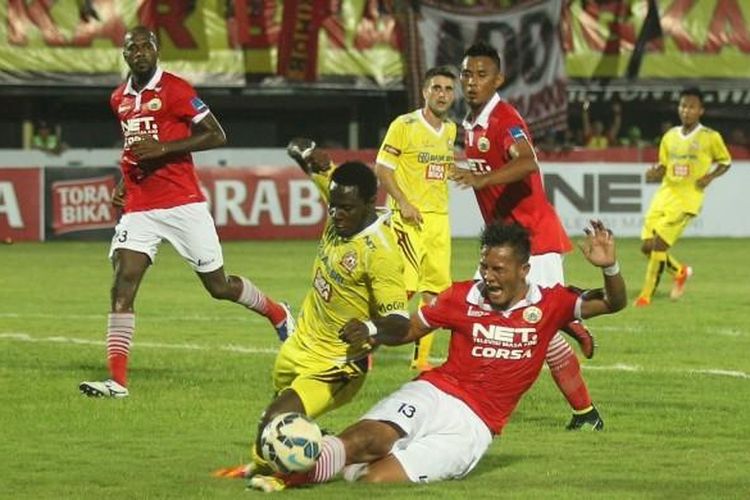 Duel antara striker PS Polri, James Koko Lomel, dengan bek Persija Jakarta, Gunawan Dwi Cahyo, dalam pertandingan Grup B Piala Bhayangkara di Stadion Kapten I Wayan Dipta, Gianyar, Bali, pada Sabtu (19/3/2016).