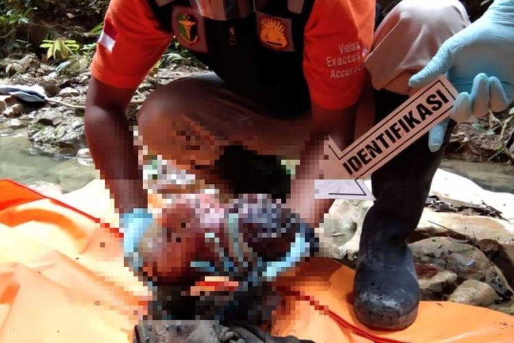 Polisi gelar olah TKP penemuan jasad bayi laki-laki di kawasan hutan, Desa Sumberagung, Kecamatan Ngaringan, Kabupaten Grobogan, Jawa Tengah, Rabu (13/1/2021).   
