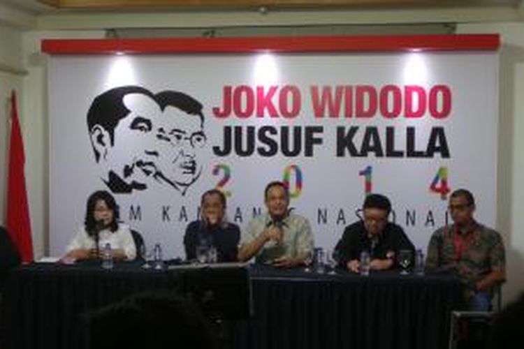 Tim sukses capres-cawapres Joko Widodo-JK melakukan jumpa pers di media center Jokowi-JK yang berlokasi di Menteng, Jakarta Pusat. Sabtu (7/6/2014).