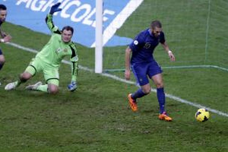 Striker Perancis, Karim Benzema (kanan), mencetak gol yang membawa negaranya unggul 2-0 atas Ukraina pada leg kedua play-off Piala Dunia 2014 di Stade de France, Selasa (19/11/2013).