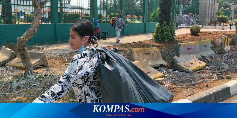 Berbaju Hitam- Putih, Awkarin Punguti Sisa Sampah di Depan ...