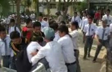 Belajar Beralaskan Lantai, Puluhan Siswa Kesurupan