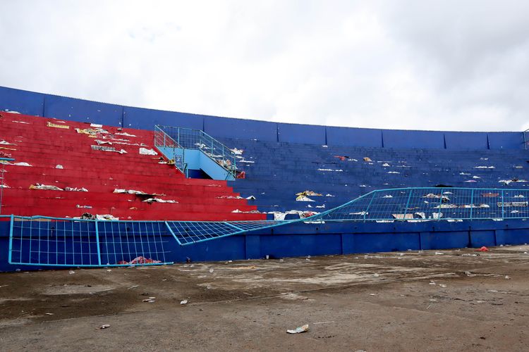 Hari kedua kondisi tribun utara pasca tragedi yang terjadi pada pekan ke-11 Liga 1 2022-2023 seusai pertandingan bertajuk Derbi Jawa Timur, Arema FC melawan Persebaya Surabaya di Stadion Kanjuruhan Kepanjen, Kabupaten Malang, Senin (3/10/2022) siang.