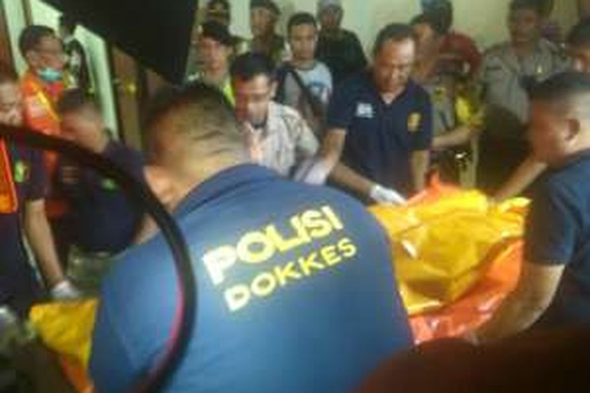Tiga jenazah teroris yang tewas ditembak Densus 88 Antiteror Polri di Kelurahan Babakan, Kecamatan Setu, Tangerang Selatan tiba di Rumah Sakit Polri, Kramatjati, Jakarta Timur, Rabu (21/12/2016) malam.
