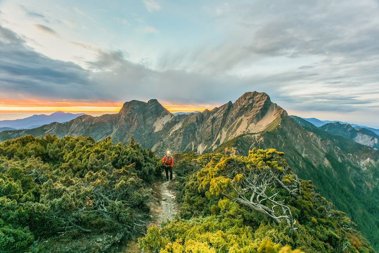 Pemandangan dari atas puncak Gunung Yushan, Taiwan.