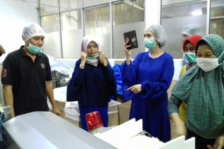 Artis peran Cut Meyriska (baju biru) saat mengunjungi PT Boga Makmur Grasia, di Kecamatan Boja, Kabupaten Kendal, Jawa Tengah, Sabtu (13/10/2018)