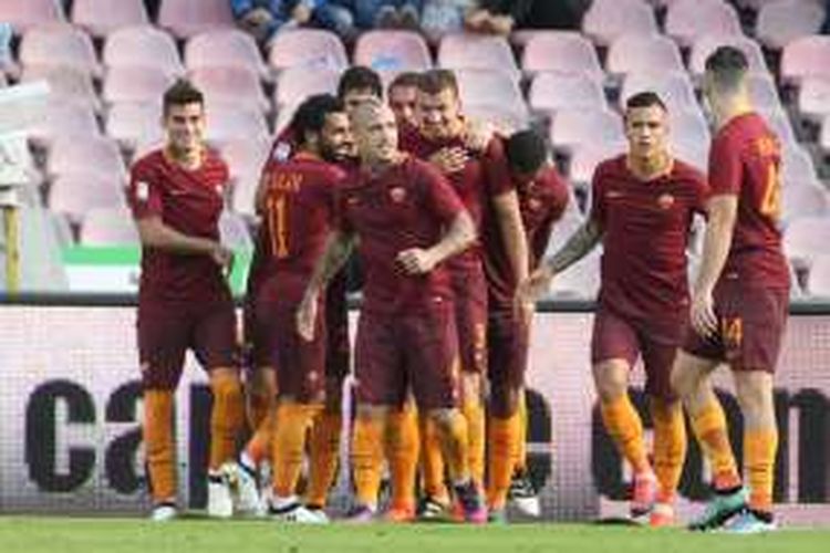 Penyerang AS Roma, Edin Dzeko (tengah), merayakan gol bersama rekan-rekannya, seusai mencetak gol ke gawang Napoli, pada pertandingan lanjutan Serie A di San Paolo Stadium, Naples, Sabtu (15/10/2016). 