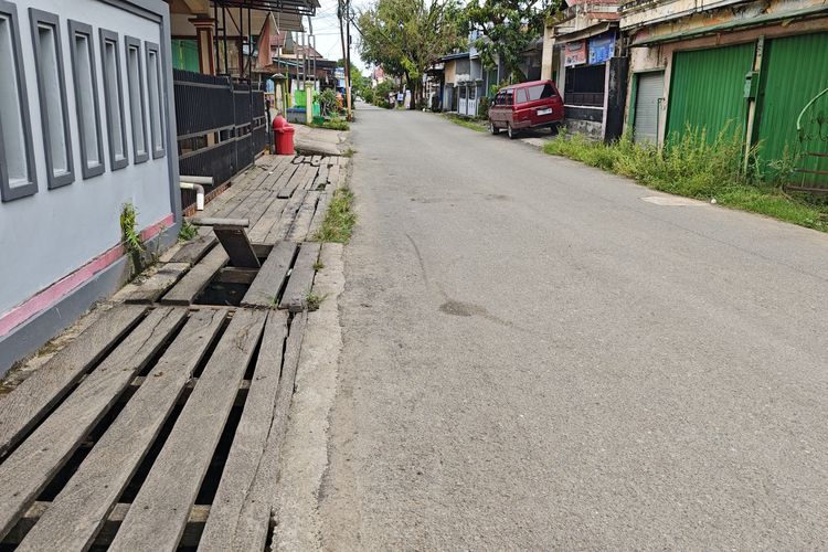 Pantauan pada Kamis (23/10/2025) pukul 12.00 Wita menunjukkan, air sudah surut sepenuhnya dan warga mulai beraktivitas seperti biasa.