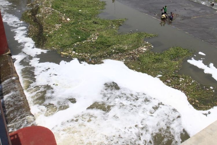 Kondisi air Sungai Anyar yang diduga terkena limbah rumah tangga di bendung Karet Tirtonadi Solo, Jawa Tengah, Rabu (13/11/2019).