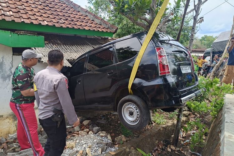 Mobil dievakuasi petugas setelah menabrak Mushala di Kalurahan Getas, Kapanewon Playen, Gunungkidul. Jumat (5/1/2024)