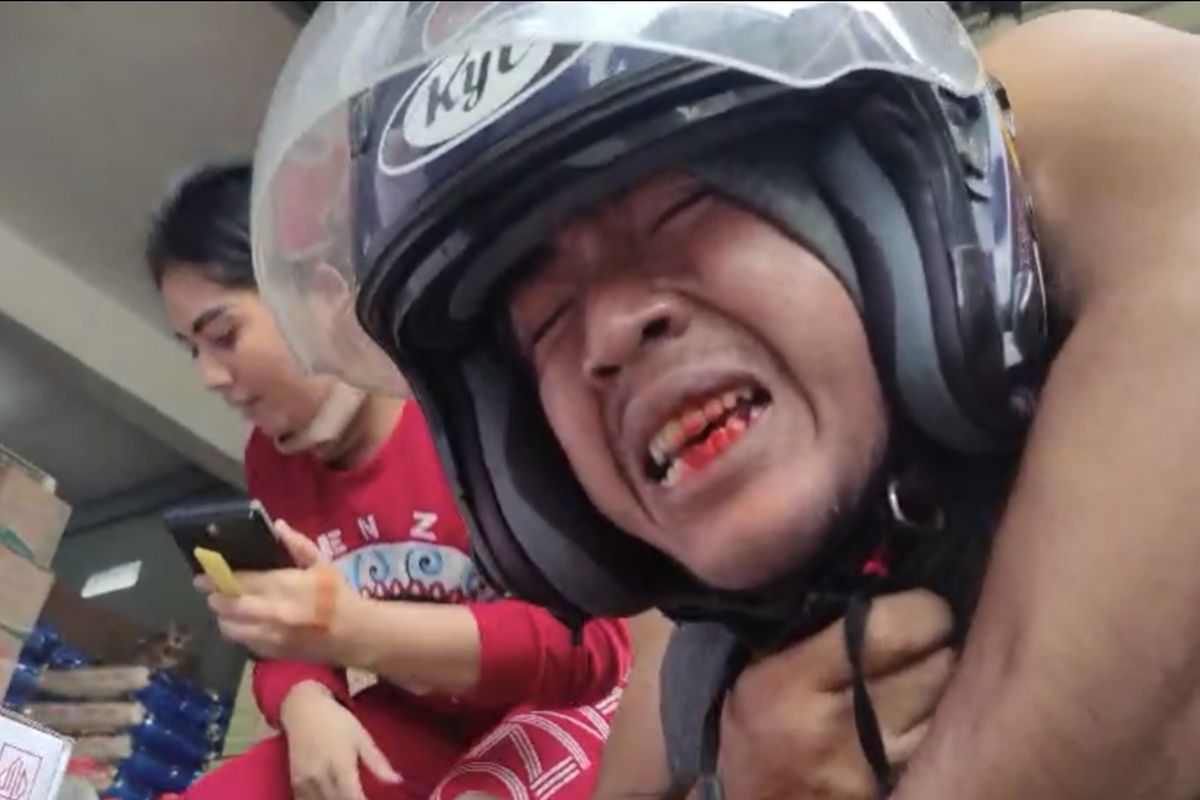 Kurir JNT di Pamekasan dicekik dan dirampas uangnya saat mengantarkan paket COD, Senin (30/6/2025) siang.