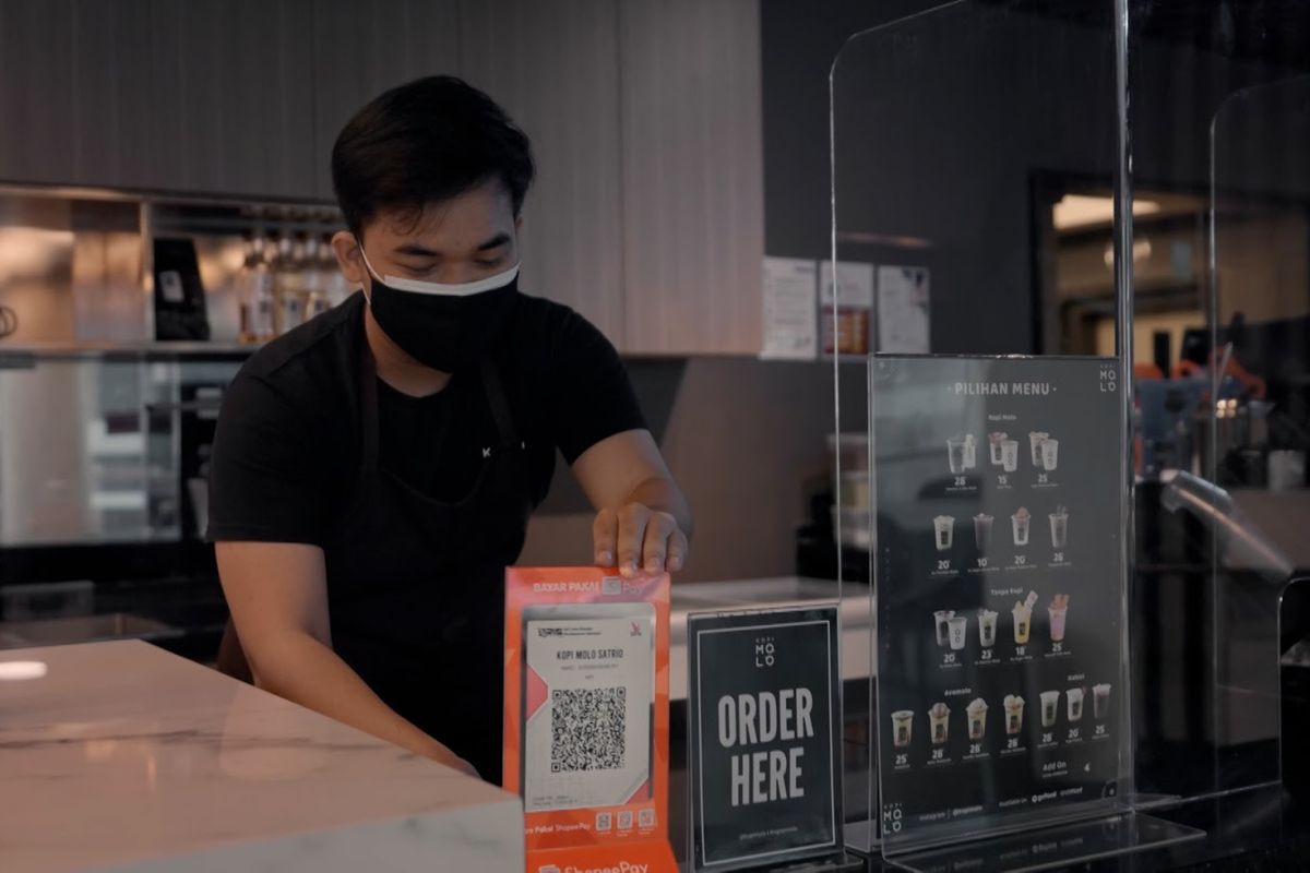 ShopeePay mengajak masyarakat mengapresiasi merchant lokal lewat ragam promo menarik di ratusan merchant yang relevan dengan kebutuhan masyarakat di tengah pandemi melalui kampanye ShopeePay 17.8 Semangat Usaha UMKM Lokal. 
