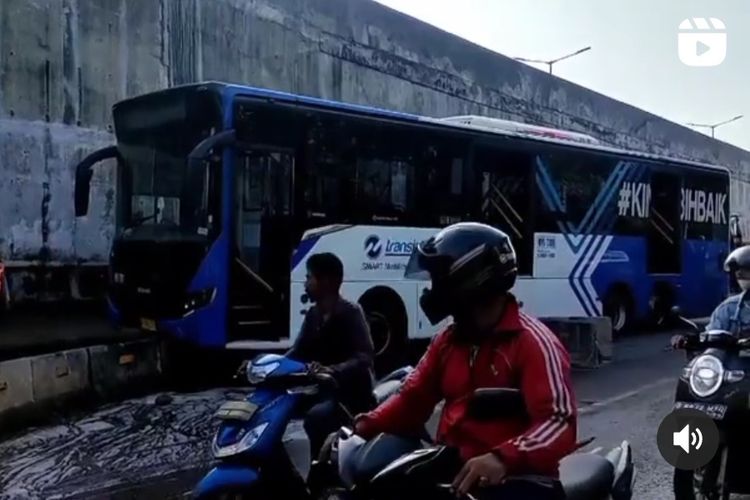 Suasana saat bus Transjakarta menabrak separator jalan di Jalan Ciledug Raya, Petukangan Utara, Pesanggrahan, Jakarta Selatan, pada Minggu (13/2/2022) pagi.