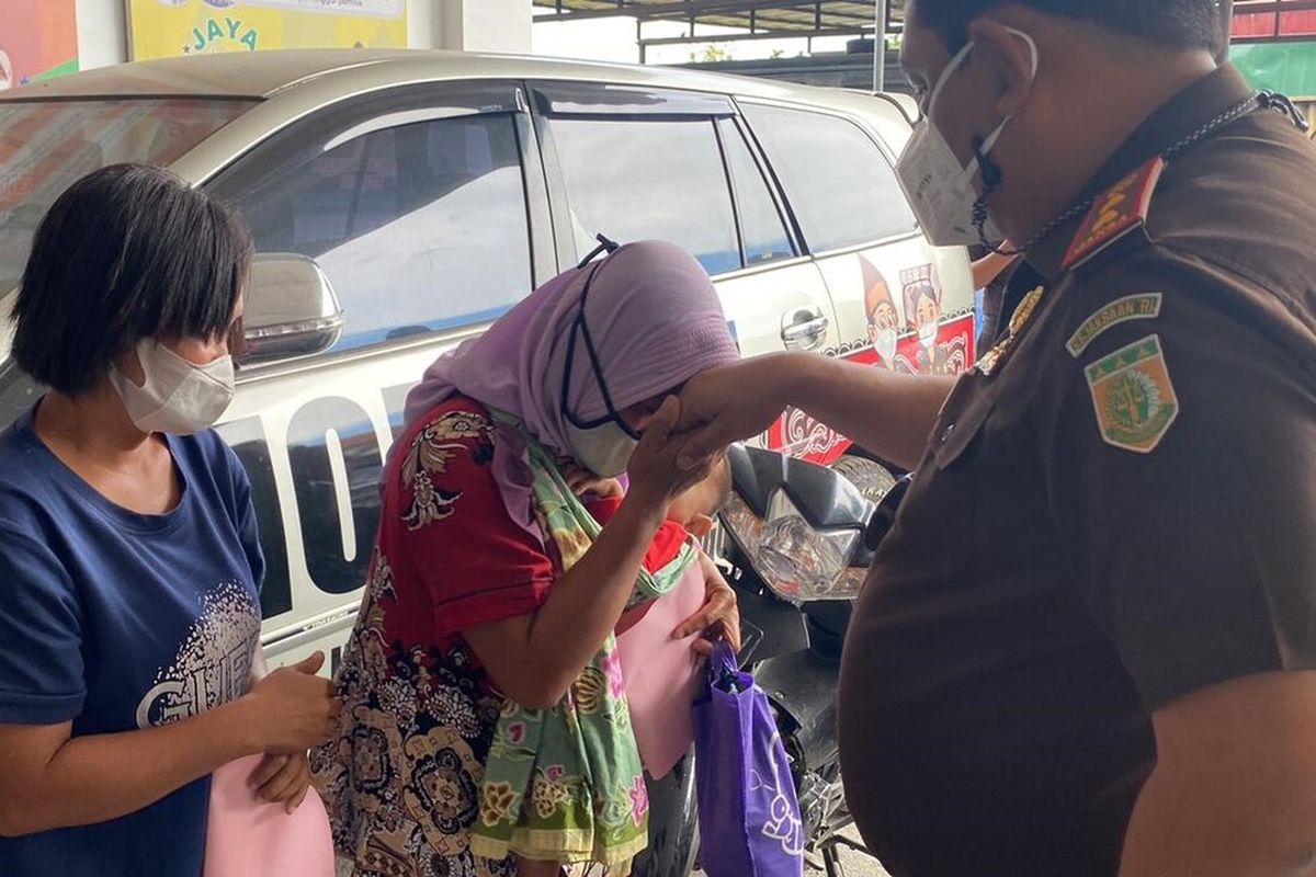 Kajari Simalungun Bobby Sandri memimpin langsung pelaksanaan penghentian penuntutan kepada lima tersangka pencuri sawit, dua diantaranya adalah IRT, di halaman kantor Kejari Simalungun, Selasa (8/2/2022)