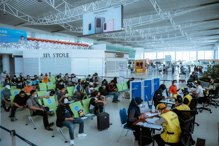 Suasana ruang tunggu penumpang di Bandara SAMS Balikpapan, Kalimantan Timur, Selasa (19/5/2020). 