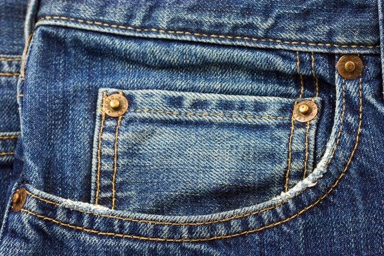 Ilustrasi kantong kecil di celana jeans.