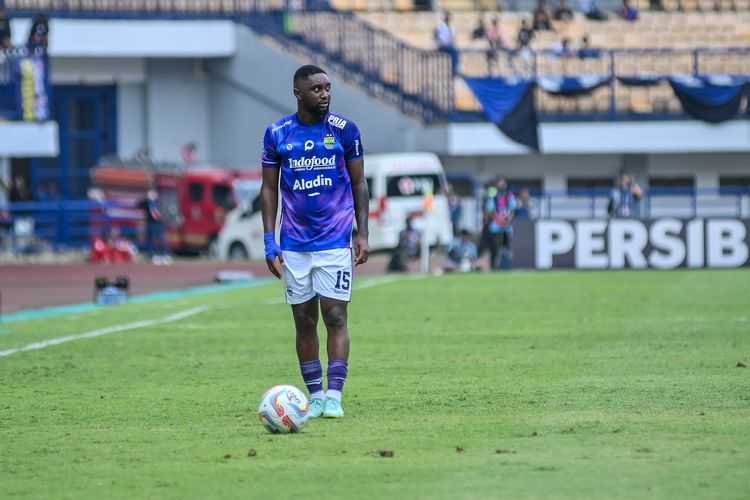 Levy Madinda gelandang Persib asal Gabon saat hendak mengeksekusi bola mati dalam pertandingan pekan kedelapan Liga 1 2023-2024, Minggu (13/8/2023) di Stadion Gelora Bandung Lautan Api (GBLA). 