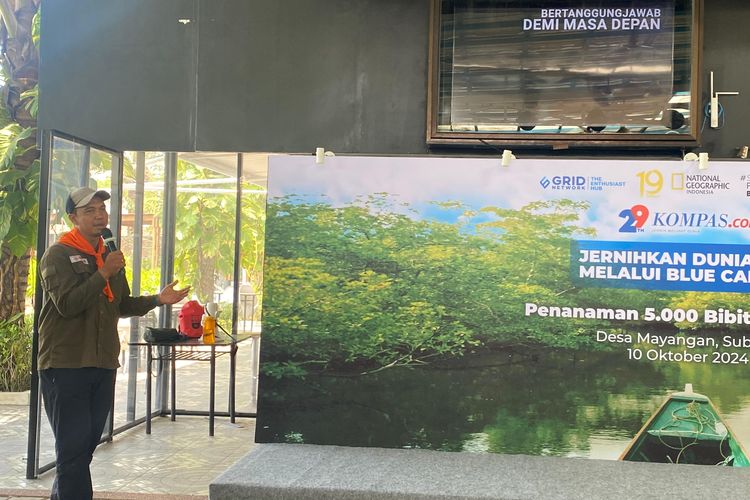 Ketua Divisi Lingkungan Yayasan Wanadri, Feby Nugraha saat sambutannya dalam acara penanaman 5.000 mangrove oleh Kompas.com di DEsa Mayangan, Subang, Kamis (10/10/2024). 