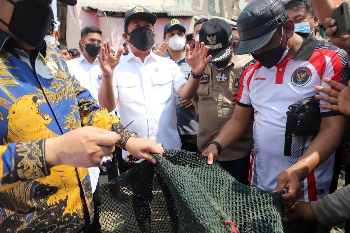 Menteri Kelautan dan Perikanan Sakti Wahyu Trenggono saat menyaksikan langsung pemusnahan alat tangkap cantrang di Pelabuhan Perikanan Pantai (PPP) Tegalsari, Jawa Tengah, Selasa (10/8/2021).