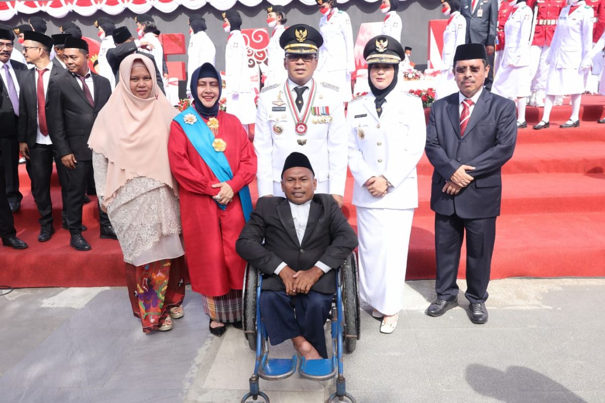Wali Kota Makassar Mohamad Ramdhan Pomanto dan Wakil Wali Kota Makassar Fatmawati Rusdi bersama penyandang disabilitas dalam acara Upacara Peringatan Detik-detik Proklamasi Kemerdekaan RI Anjungan City Of Makassar, Pantai Losari, Rabu (17/8/2022).
