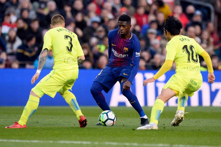 Pemain sayap Barcelona Ousmane Dembele mencoba melewati penjagaan pemain Getafe pada pertandingan La Liga di Camp Nou, Minggu (11/2/2018).