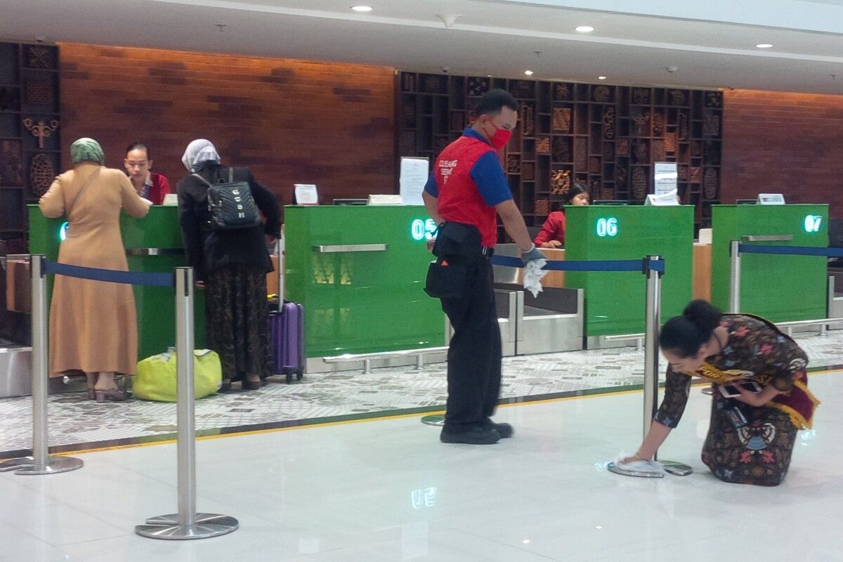 Petugas membersihkan fasilitas Bandara Adi Soemarmo Solo, Jawa Tengah sebagai antisipasi pencegahan penyebaran Covid-19, Jumat (13/3/2020).