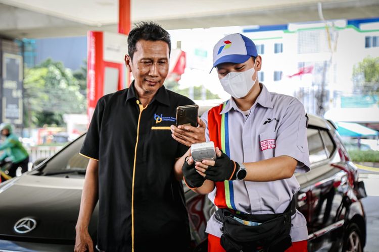 Ilustrasi pengendara mobil beli BBM Pertalite menggunakan QR Code di SPBU Pertamina