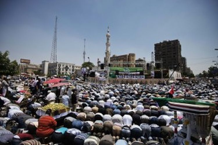 Ribuan pendukung Presiden Mesir Mohammed Mursi melaksanakan ibadah shalat Jumat sebelum turun ke jalanan Kairo untuk menyatakan dukungan mereka untuk sang presiden.