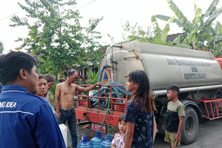 Warga terdampak banjir di Desa Rojopolo, Kecamatan Jatiroto, mengantre air bersih dari BPBD untuk kebutuhan minum dan mandi, Jumat (31/10/2025)