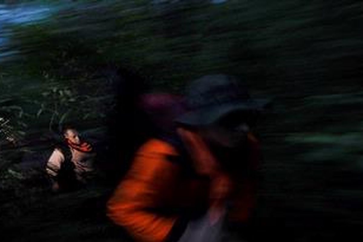 Pencarian pesawat Sukhoi Superjet 100 di Gunung Salak, Kecamatan Cijeruk, Bogor, Kamis (10/5/2012).   