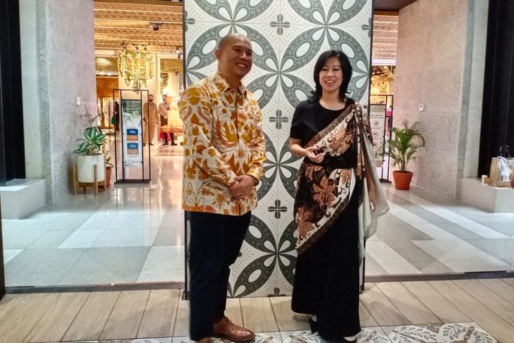 Chief Executive Officer Niro Granite Indonesia Choong Ee Ren bersama CEO Irwan Tirta Widiyana Sudirman saat peluncuran Nuswapada, koleksi baru keramik motif batik dari Niro Granite, Jumat (1/12/2022).