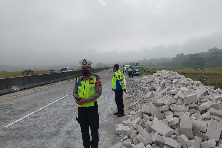 Anggota Satlantas Polres Semarang mengamankan bata herbel yang jatuh di jalan tol.