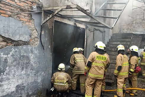Toko Mebel di Duren Sawit Terbakar Saat Ditinggal Karyawan Shalat Jumat