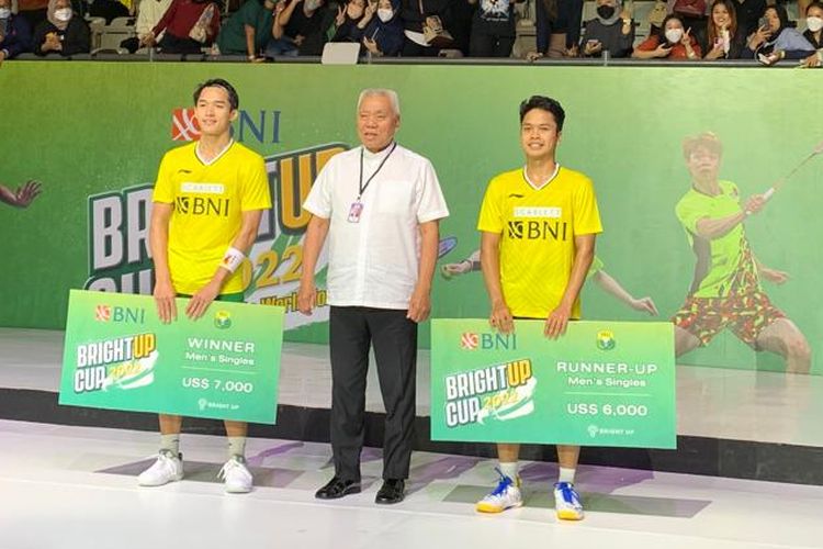 Jonatan Christie dan Anthony Ginting seusai memainkan pertandingan dalam BrightUP Cup 2022 di Tennis Indoor Senayan, Jakarta, pada Kamis (11/11/2022) malam WIB.