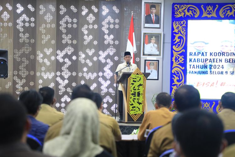 Bupati Bulungan Syarwani terlihat memberikan evaluasi program TAKE dalam Rakor di Ruang Tenguyun Kantor Bupati, Bulungan, Kalimantan Utara, Senin (9/9/2024). 