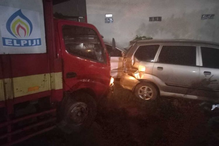 Satu unit kendaraan truk Hino dengan nomor polisi B 9095 EPA menabrak dua unit sepeda motor dan tiga mobil secara beruntun di Jalan Perumahan Puri Lavender, Desa Tarikolot, Kecamatan Citeureup, Kabupaten Bogor, Jawa Barat, Kamis (11/8/2022) malam.