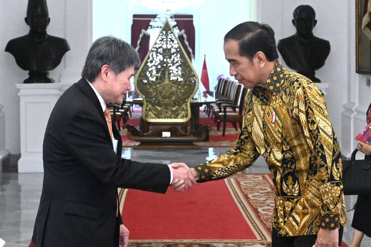 Sekretaris Jenderal ASEAN Dato' Lim Jock Hoi bertemu dengan Presiden Joko Widodo di Istana Merdeka, Jakarta, Jumat (30/12/2022).