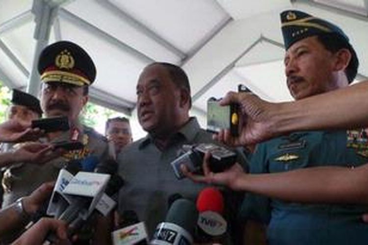 Kepala Polri Jenderal Timur Pradopo (kiri), Kepala BIN Marciano Norman (tengah), Panglima TNI Laksamana Agus Suhartono