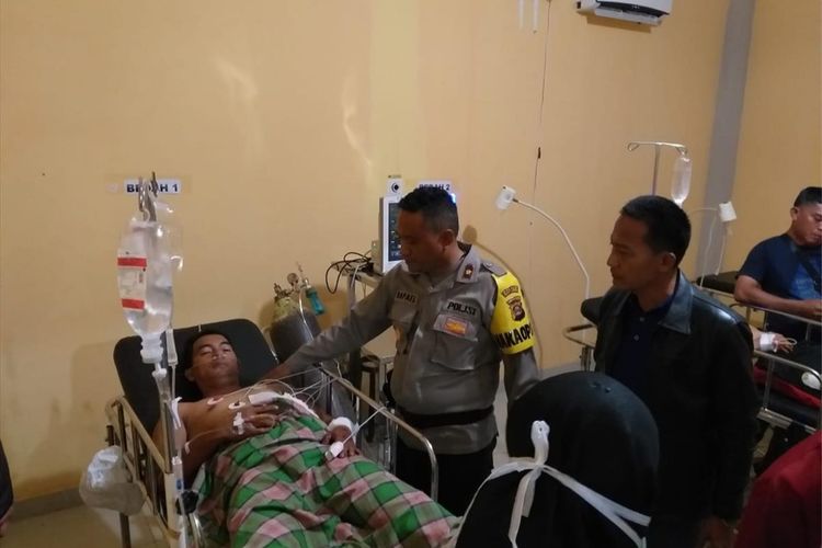 Ipda Arsan Fajri Kanit Polsek Ulu Musi saat menjalani perawatan di rumah sakit Tebing Tinggi, Kabupaten Empat Lawang setelah mengalami luka tusuk, Rabu (31/7/2019).