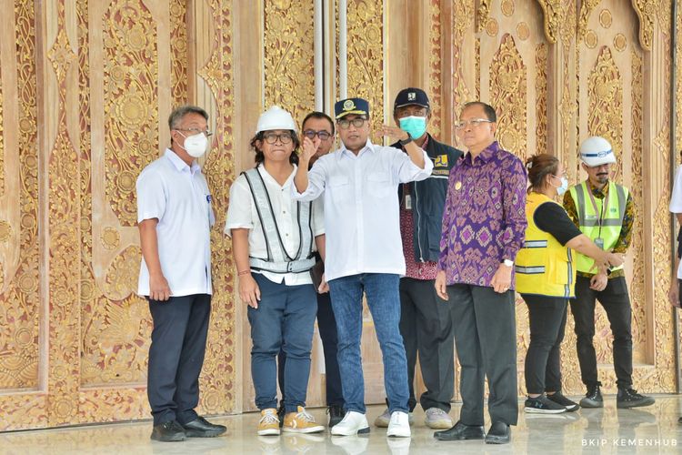 Menteri Perhubungan Budi Karya Sumadi saat meninjau Gedung VVIP di Bandara I Gusti Ngurah Rai, Bali, Jumat (7/10/2022).