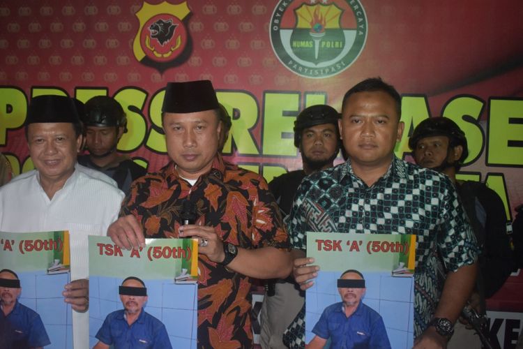 Kapolda Jabar Irjen Agung Budi Maryoto tengah memperlihatkan foto pelaku dalam rilis yang dilakukannya di Mapolres Cirebon, Kota Cirebon, Minggu (28/1/2018).