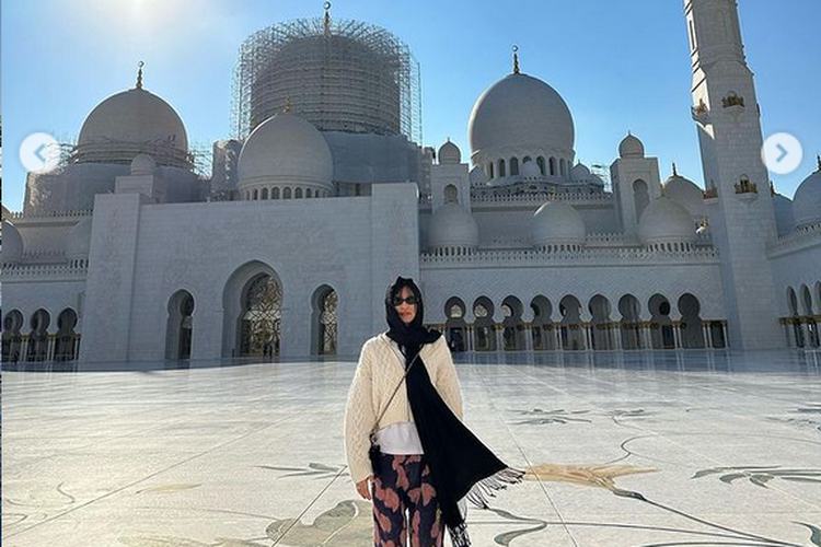 Jennie BLACKPINK tampil tertutup saat mengunjungi Sheikh Zayed Grand Mosque, salah satu masjid terbesar di Abu Dhabi