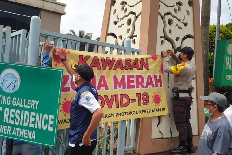 Penerapan micro lockdown dilakukan di Perumahan Kebon Jeruk Indah, Kembangan, Jakarta Barat setelah 15 warga dinyatakan terpapar Covid-19, Rabu (9/2/2022).