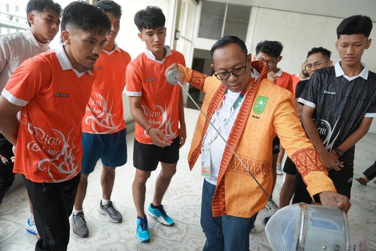 Penjabat (Pj) Gubernur Riau (Gubri) Rahman Hadi saat meninjau persiapan atlet anggar Riau sebelum bertanding dalam Pekan Olahraga Nasional (PON) XXI Aceh-Sumut. 