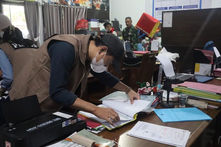 Kejari Indramayu saat menggeledah ruangan Bidang Pendidikan Anak Usia Dini (PAUD) dan Pendidikan Non Formal (PNF) pada Dinas Pendidikan dan Kebudayaan (Disdikbud) Indramayu terkait dugaan korupsi bantuan Pusat Kegiatan Belajar Masyarakat (PKBM) tahun anggaran 2023, Kamis (4/12/2025)