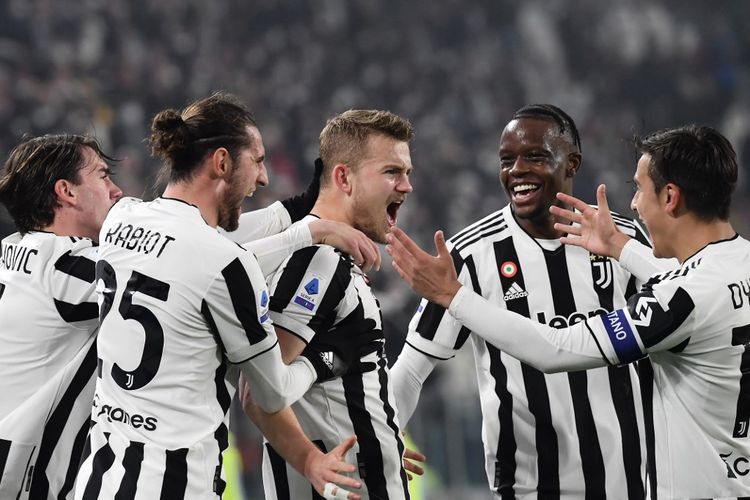 Selebrasi bek Juventus, Matthijs De Ligt (tengah), setelah mencetak gol dalam pertandingan melawan Torino pada pekan ke-26 Liga Italia di Stadion Allianz, Sabtu (19/2/2022) dini hari WIB. 