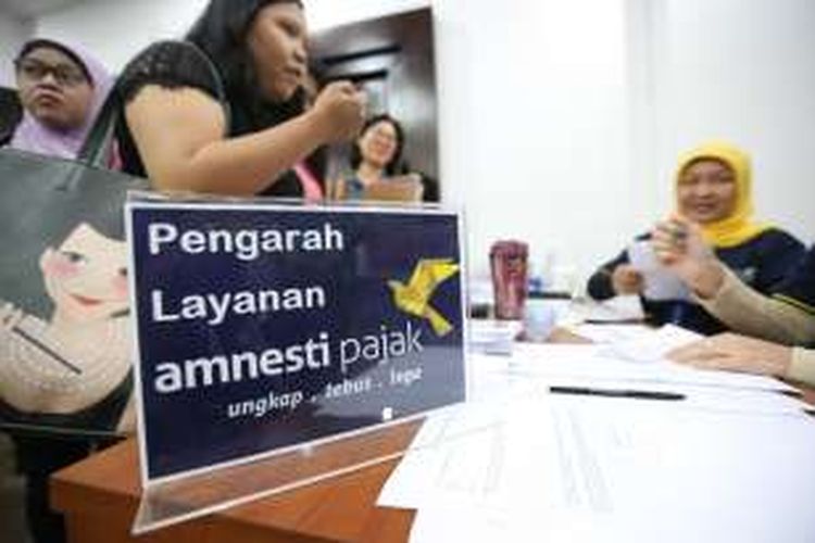 Sejumlah warga mengikuti program Amnesti Pajak di Kantor Pajak Kota Tangerang, Jumat (30/9/2016). Hari ini hari terakhir pelaporan pengampunan pajak tahap pertama, Program ini diadakan untuk meringankan pembayaran pajak. 