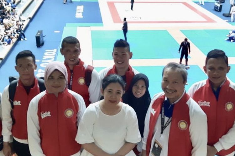 Lima atlet Indonesia mendapatkan medali emas dalam kejuaraan Jiu Jitsu Abu Dhabi Grand Slam putaran Tokyo di Jepang berfoto dengan Menko PMK, Puan Maharani.